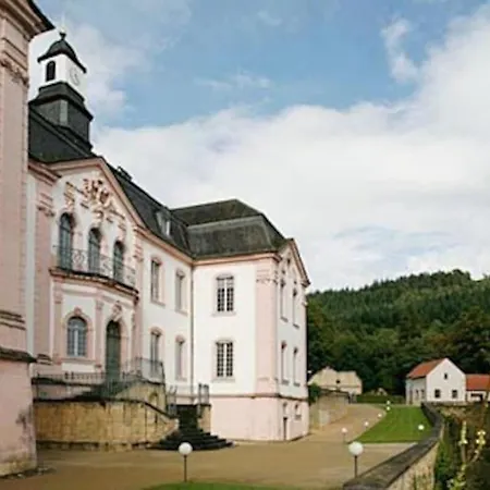 Dom wakacyjny Charming 2 Bedroom House With Cozy Attic In Scenic Perfect For Families! *